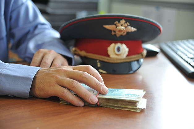 что такое подстрекательство к даче взятки. 8ee 1bef759a. что такое подстрекательство к даче взятки фото. что такое подстрекательство к даче взятки-8ee 1bef759a. картинка что такое подстрекательство к даче взятки. картинка 8ee 1bef759a. Мой муж был остановлен сотрудниками ГИБДД за административное правонарушение. В машине ГИБДД, где была установлена камера видеонаблюдения, мой муж предложил договориться, сказал фразу: "Давай договоримся", на листочке бумаги указал сумму и показал сотруднику ГИБДД, на что сотрудник отказался. Никаких денег муж не доставал. Можно ли расценивать это как попытку дачи взятки, какое наказание ему грозит?